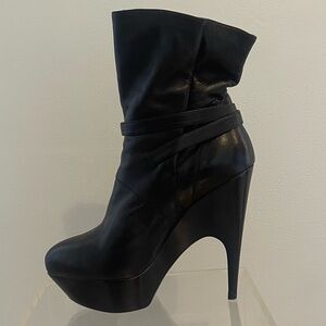 Yves Saint Laurent - Imperiale Belted Ankle Boots - Elegant Black Women's Boots